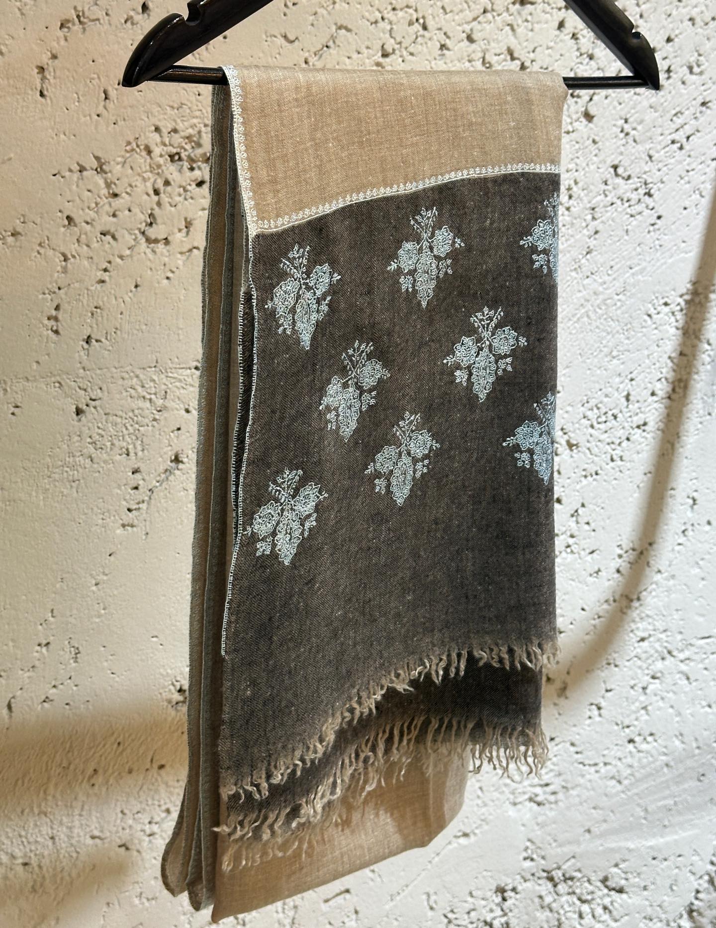 The perfect finishing touch.
Our pashmina scarf, only Chatouch piece left.
#écaille #pashmina #saifivillage #limited #statementpiece
