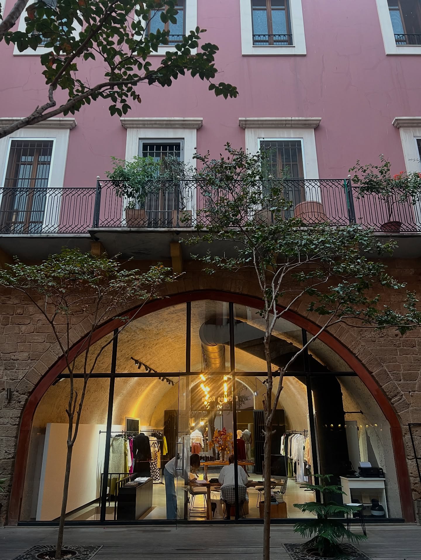 Behind every detail, a touch of Écaille✨
Luxury with soul, style with story waiting for you in Saifi.
Step in, explore, fall in love. 🤍